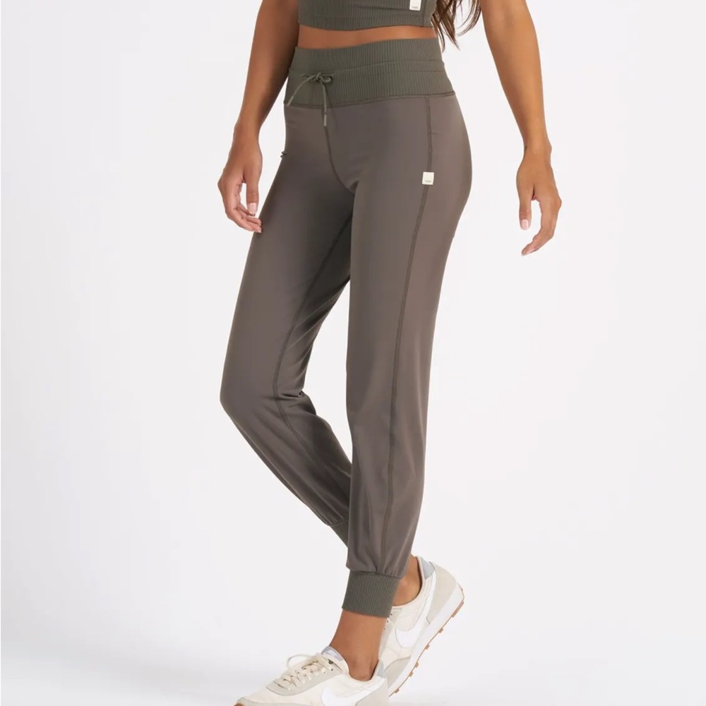 Vuori Daily Jogger in Oregano - XS